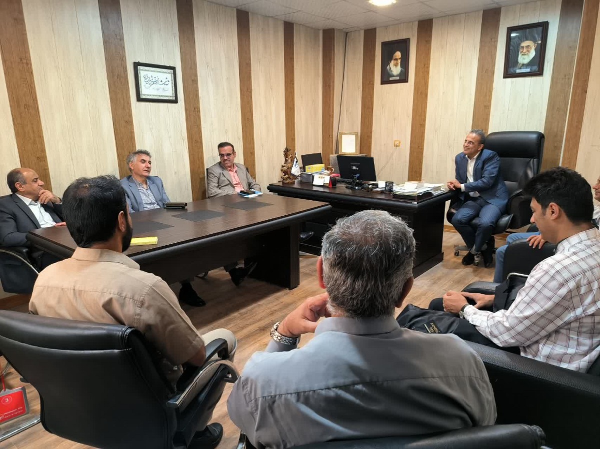 نشست مدیرعامل مجتمع تولید گوشت مرغ ماهان بامعاونین استانداری بوشهر